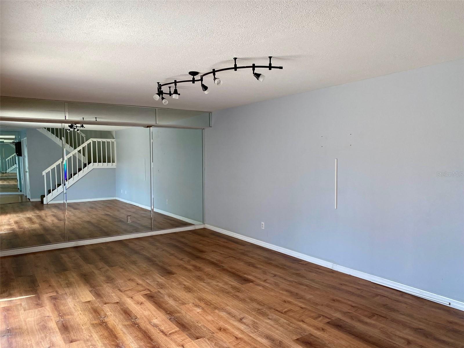 Image 4 of 20 For 2942 Poplar Avenue