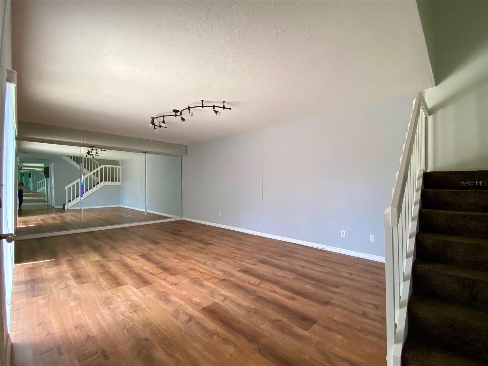 Image 9 of 20 For 2942 Poplar Avenue