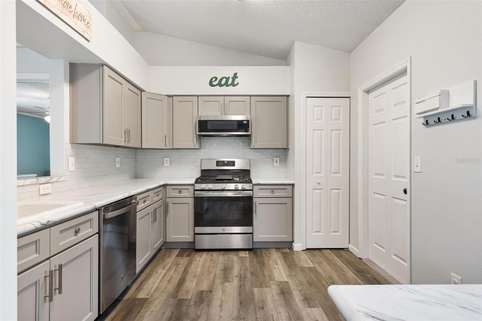 Image 4 of 28 For 12300 Woodglen Circle