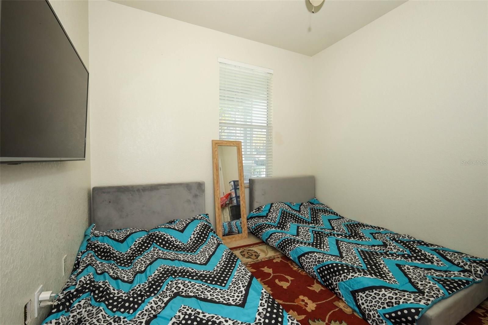 Image 17 of 54 For 4957 Pall Mall Street E