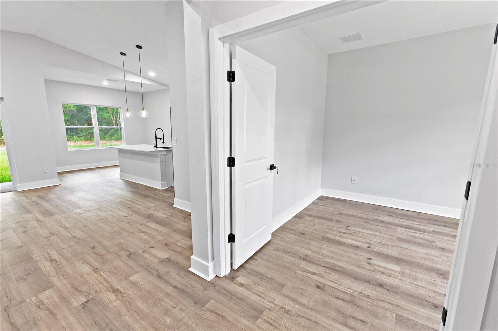 Image 11 of 41 For 13524 89 Street