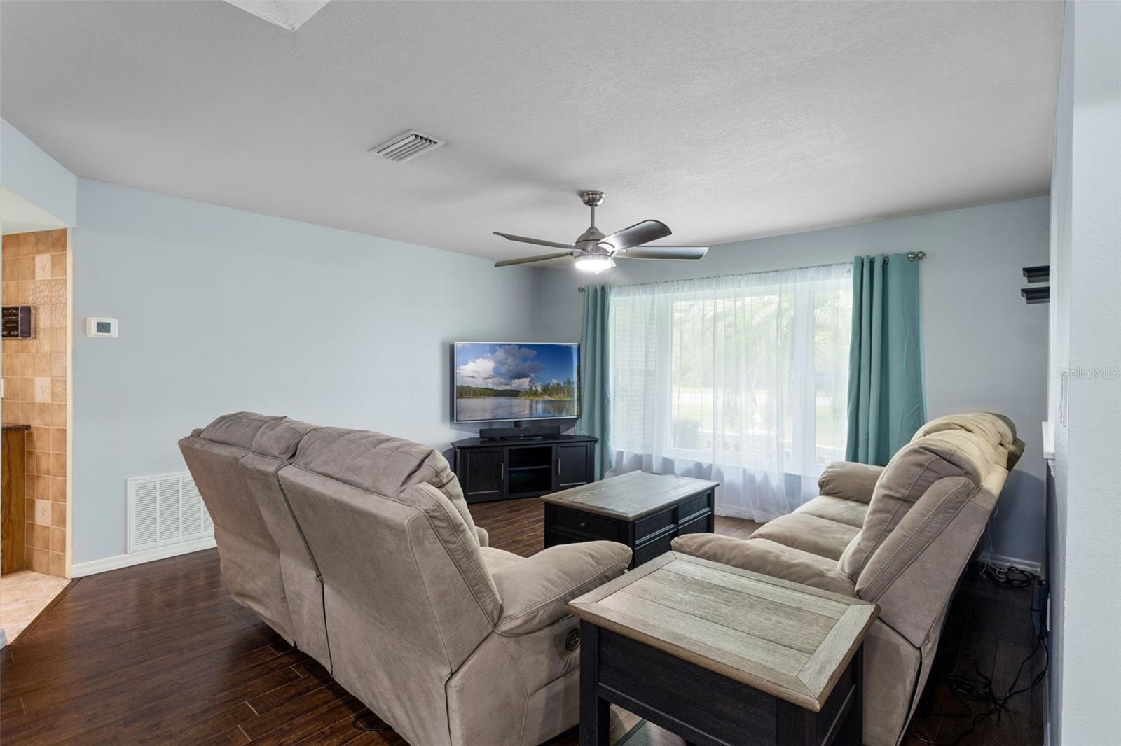 Image 13 of 61 For 423 Spring Hollow Boulevard