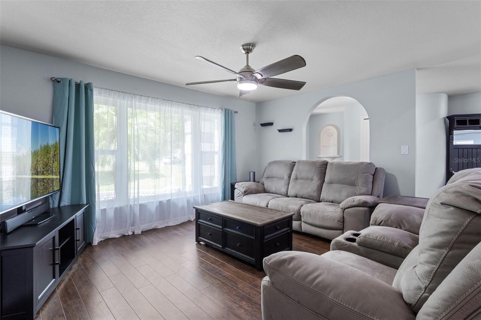 Image 14 of 61 For 423 Spring Hollow Boulevard