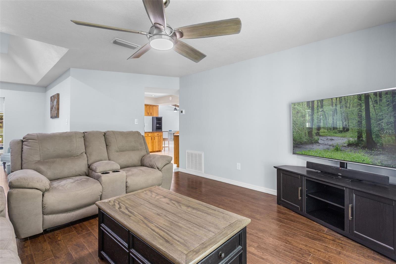 Image 15 of 61 For 423 Spring Hollow Boulevard