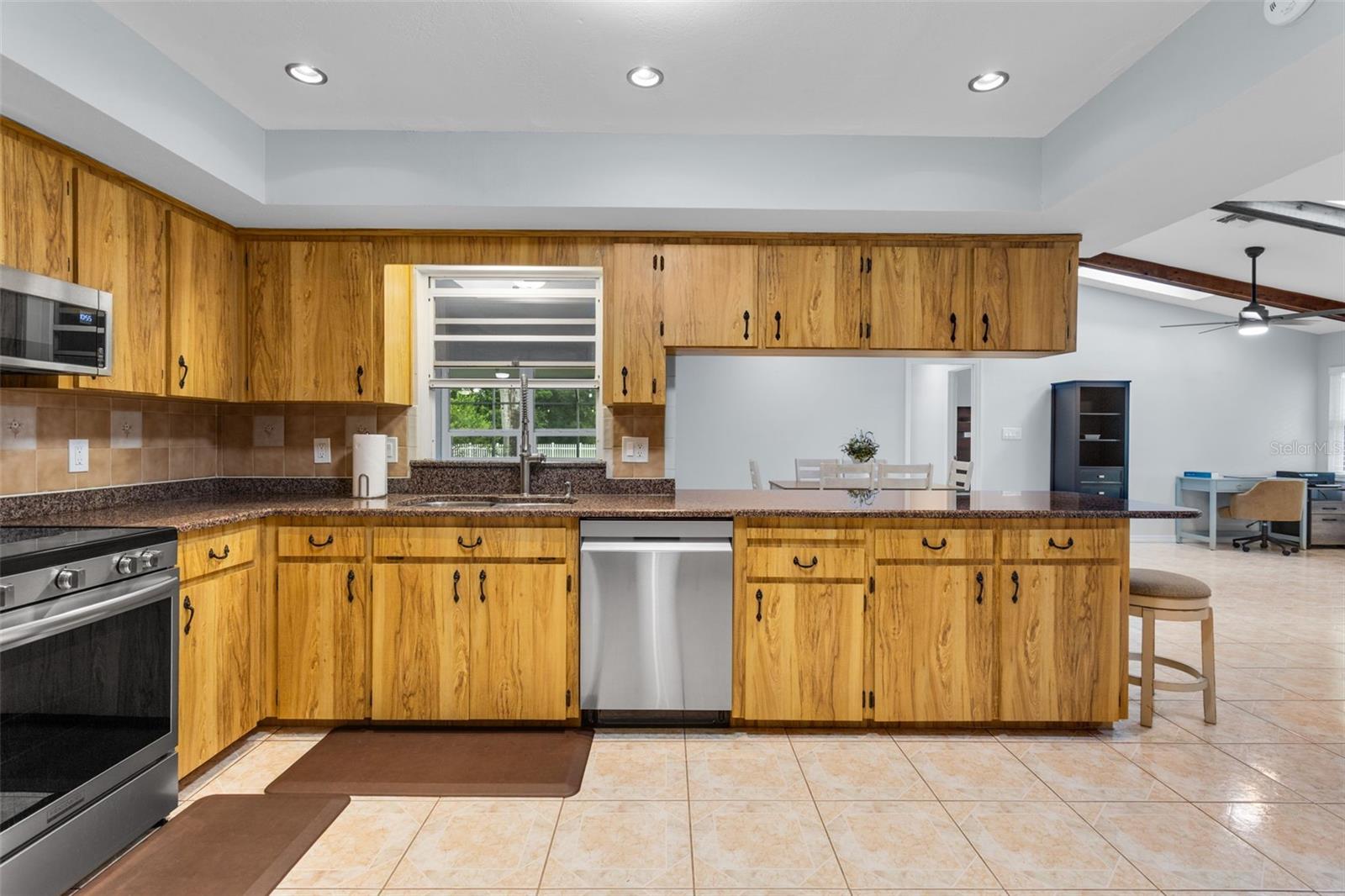 Image 18 of 61 For 423 Spring Hollow Boulevard