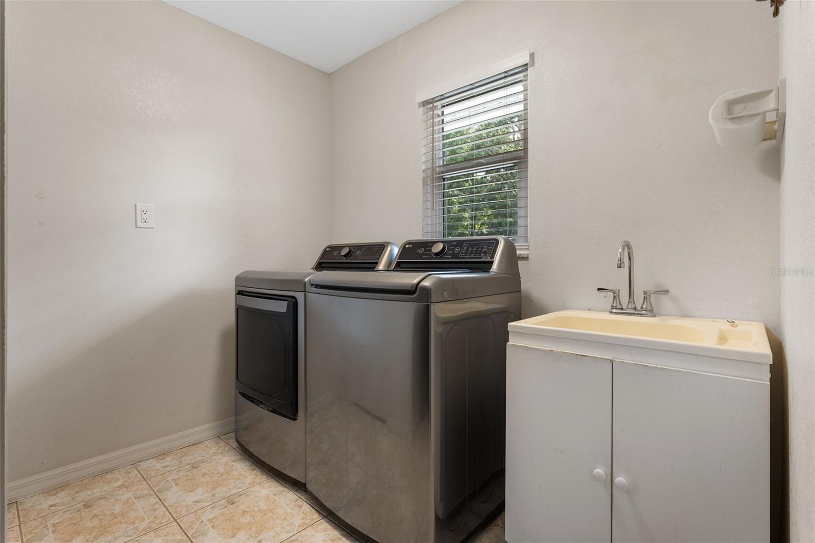 Image 41 of 61 For 423 Spring Hollow Boulevard