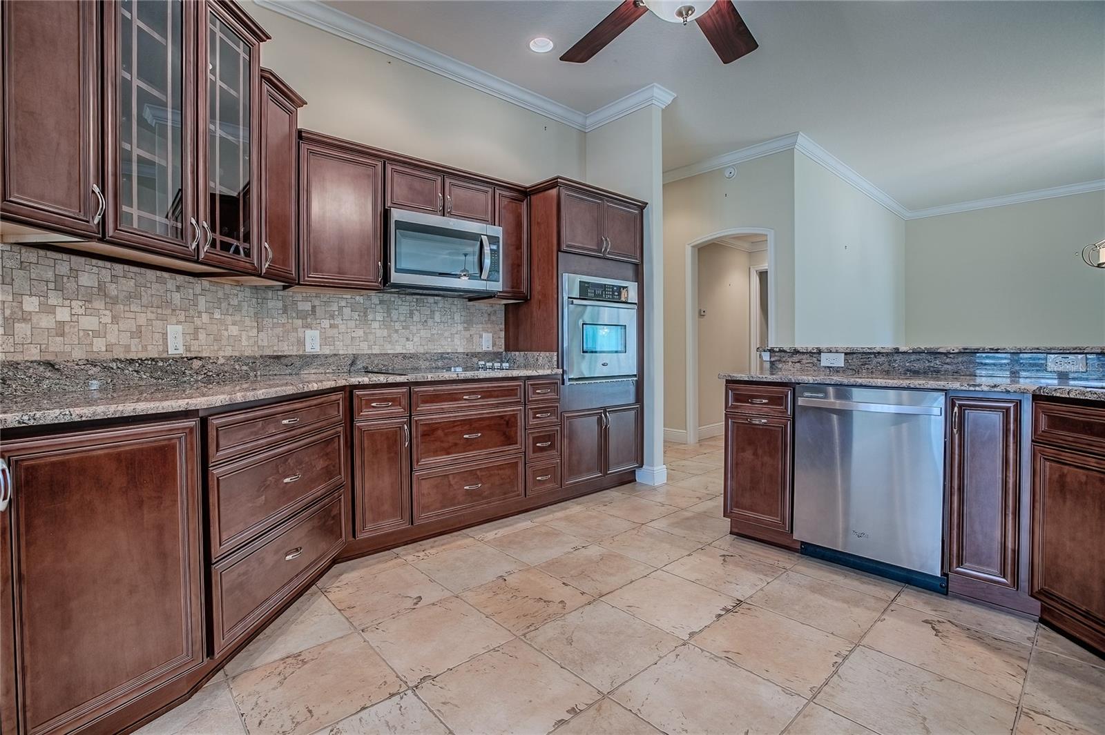 Listing photo id 8 for 527 Beville Place