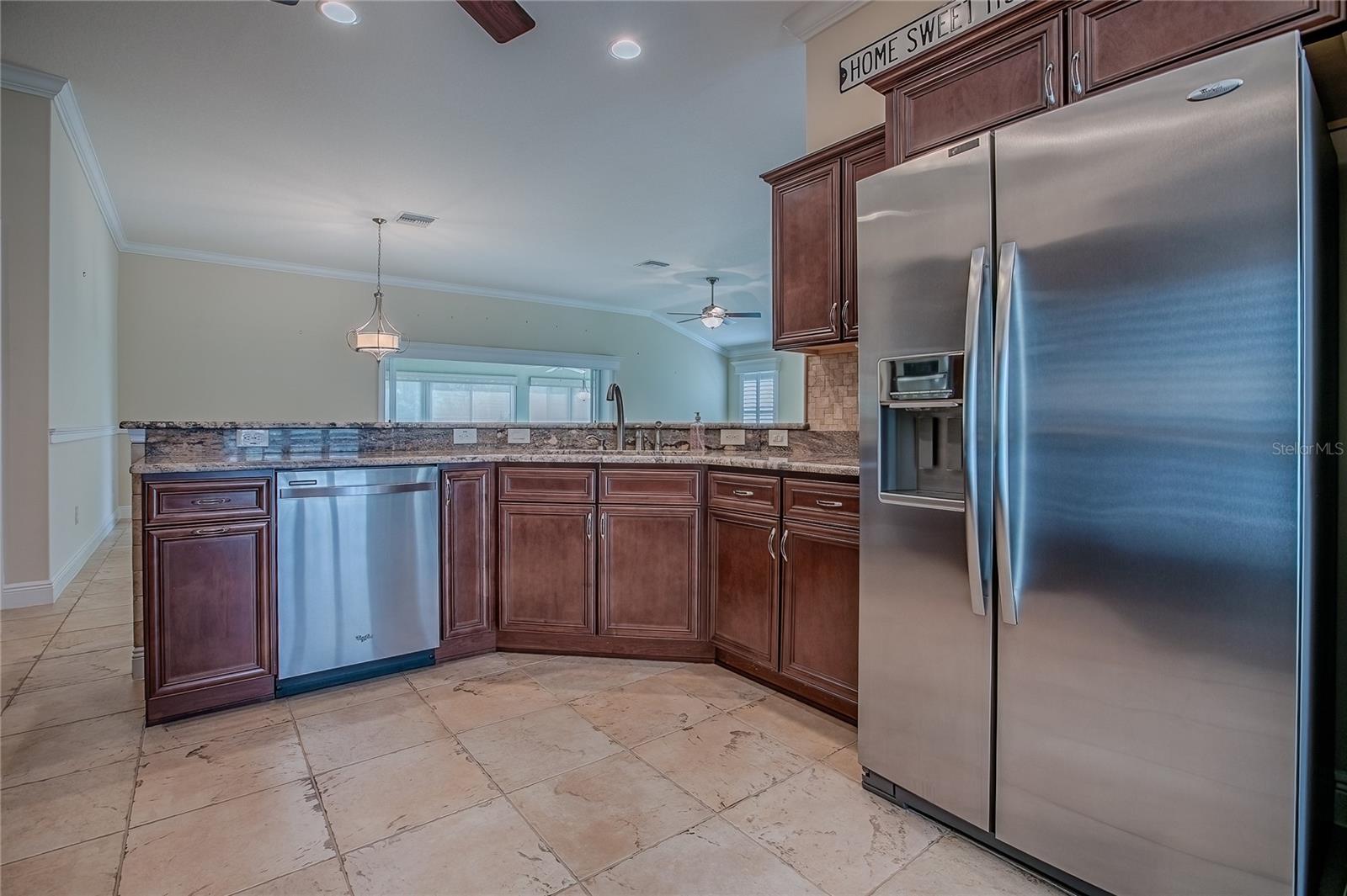 Listing photo id 9 for 527 Beville Place