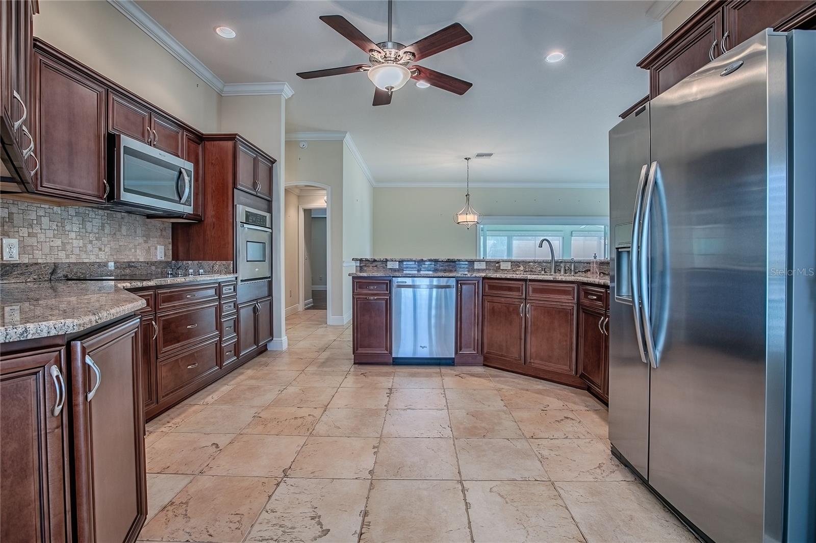 Listing photo id 10 for 527 Beville Place