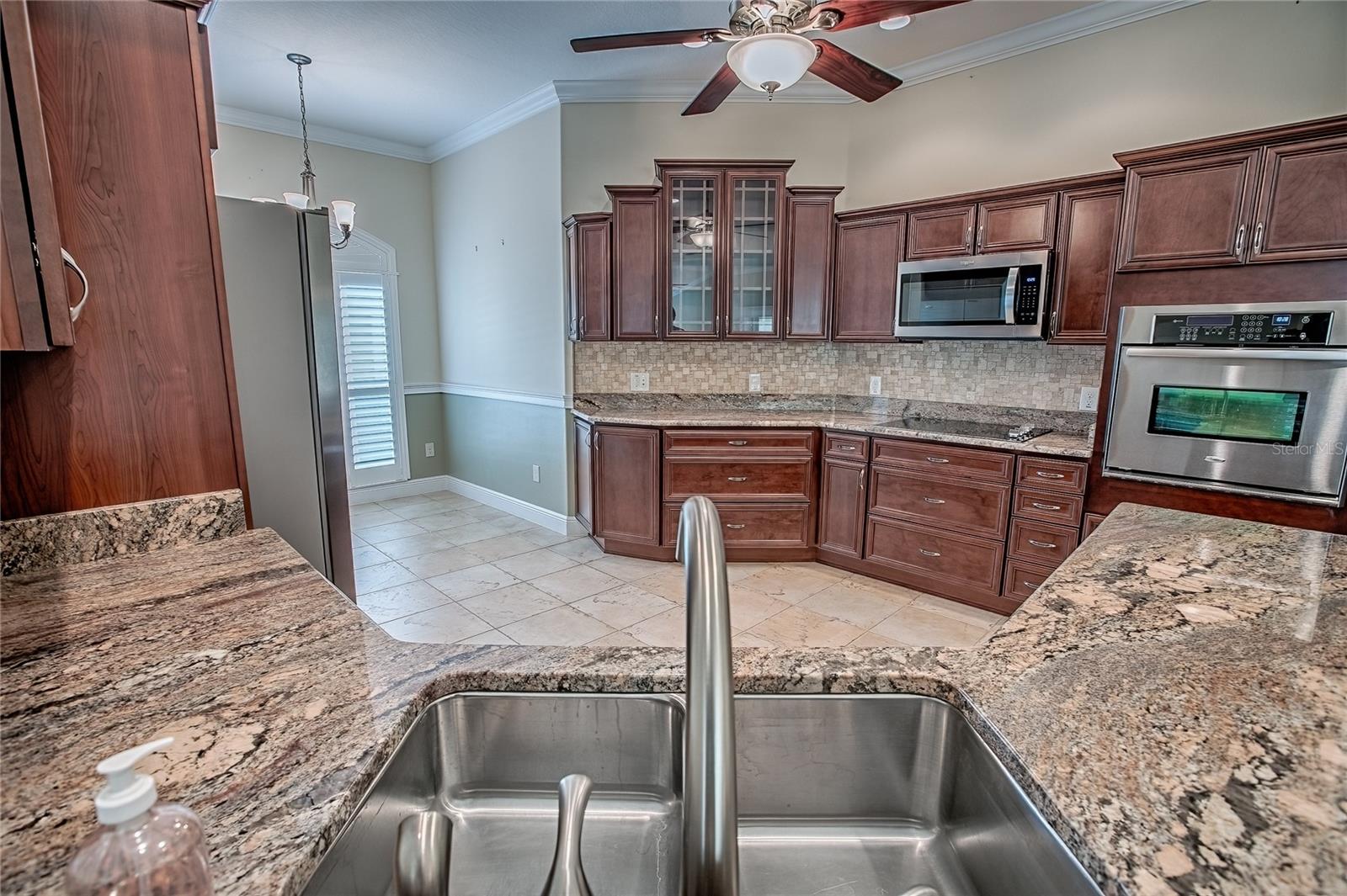 Listing photo id 12 for 527 Beville Place