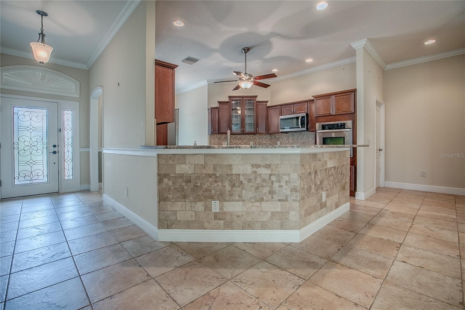 Listing photo id 13 for 527 Beville Place