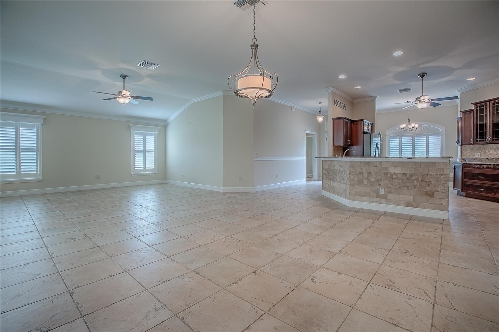 Listing photo id 14 for 527 Beville Place