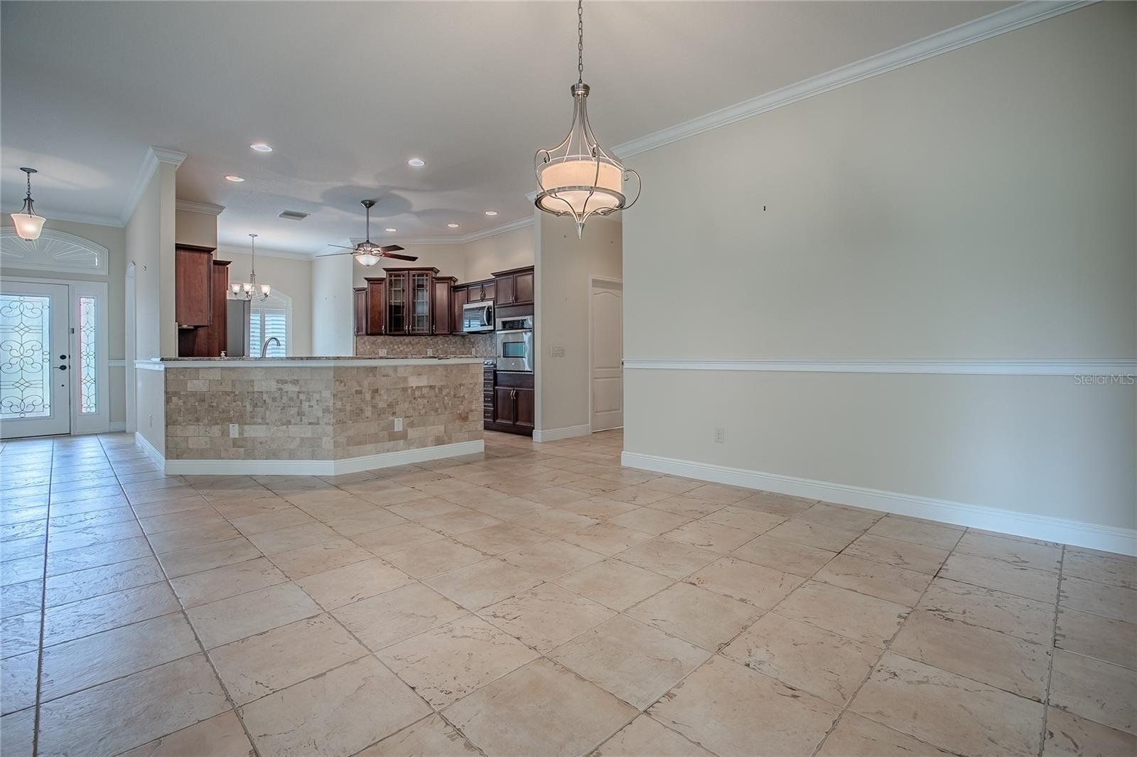 Listing photo id 15 for 527 Beville Place