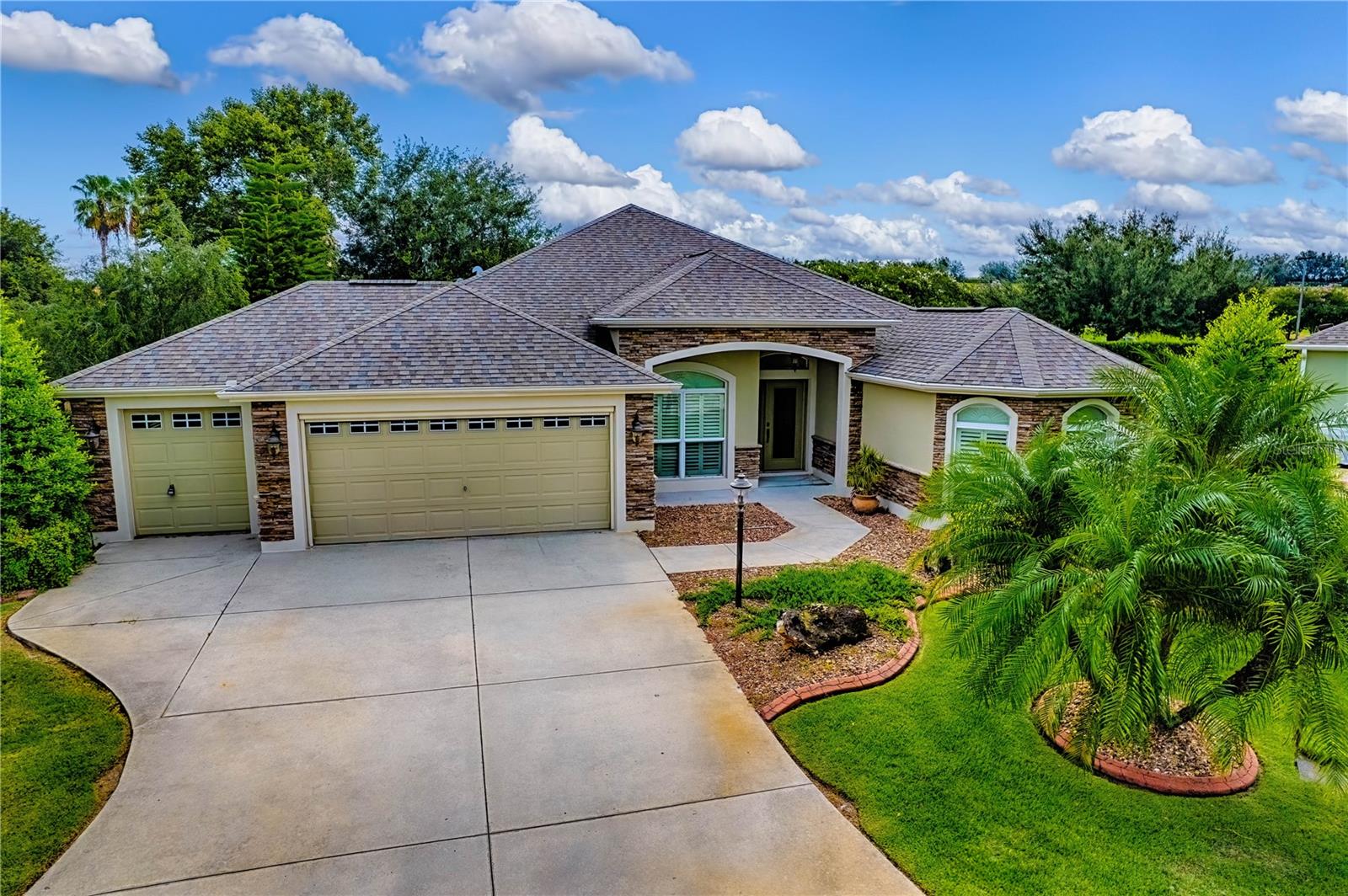 Listing photo id 0 for 527 Beville Place