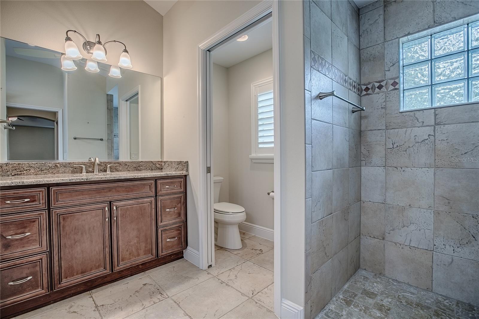 Listing photo id 34 for 527 Beville Place