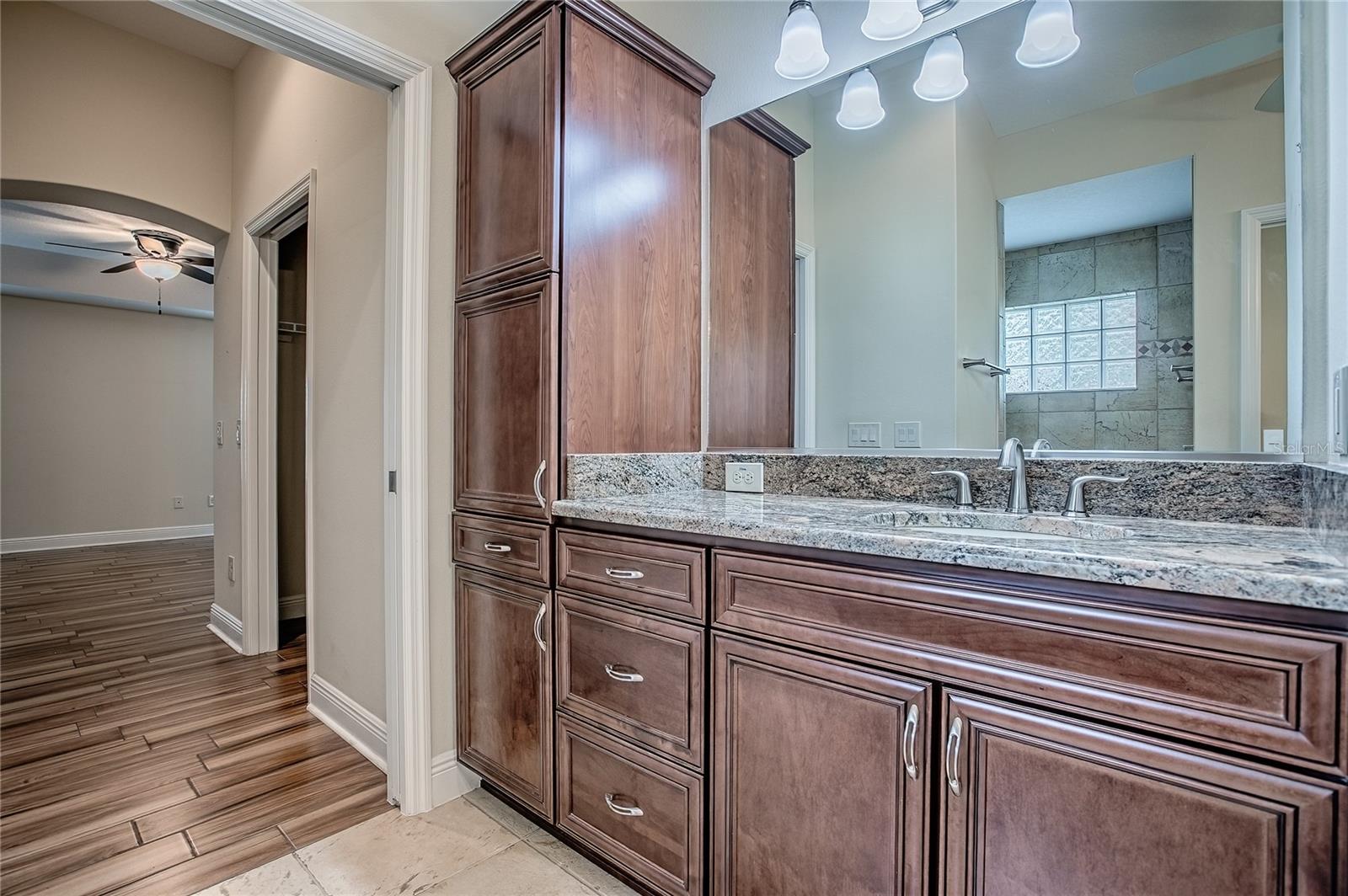 Listing photo id 37 for 527 Beville Place