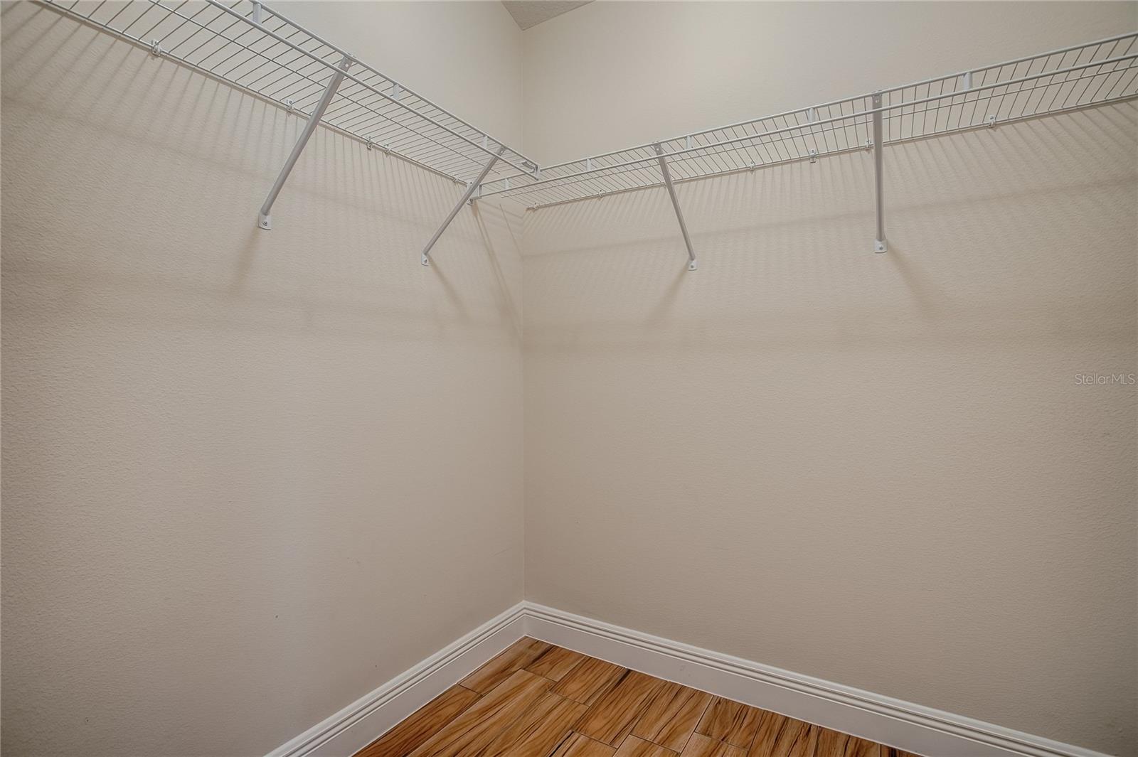 Listing photo id 40 for 527 Beville Place