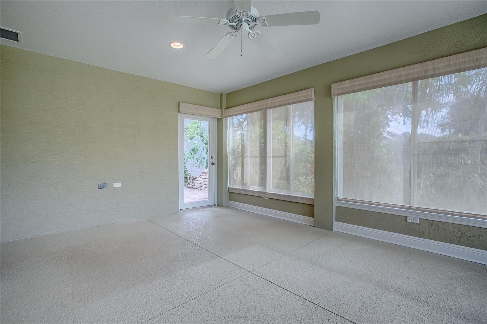 Listing photo id 46 for 527 Beville Place