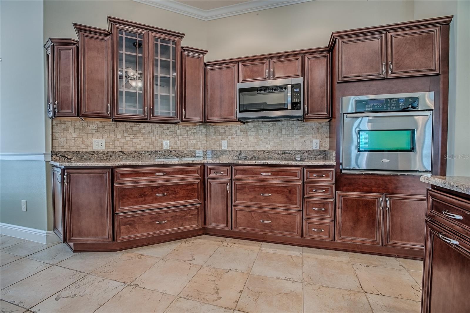 Listing photo id 3 for 527 Beville Place