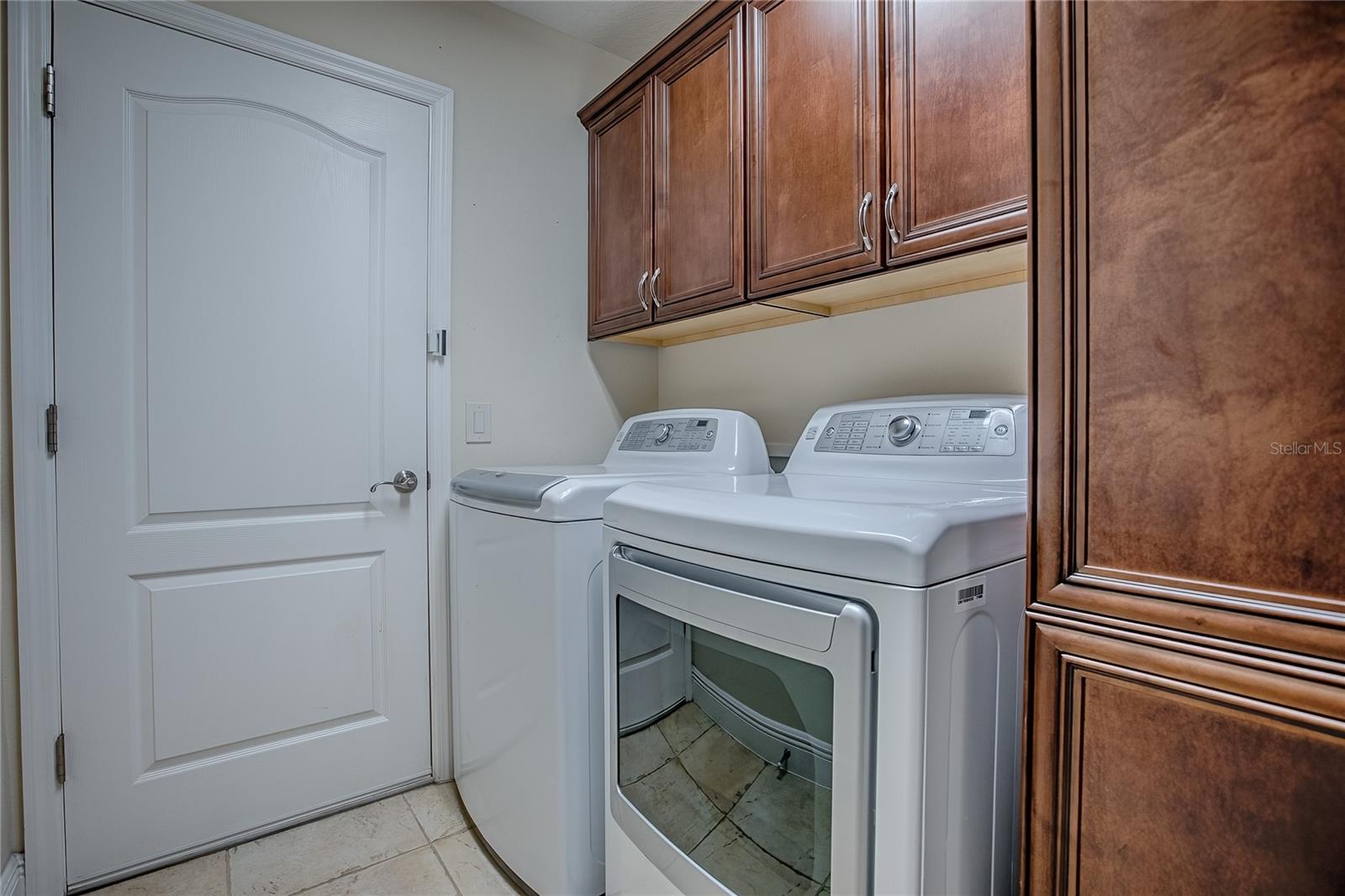 Listing photo id 52 for 527 Beville Place