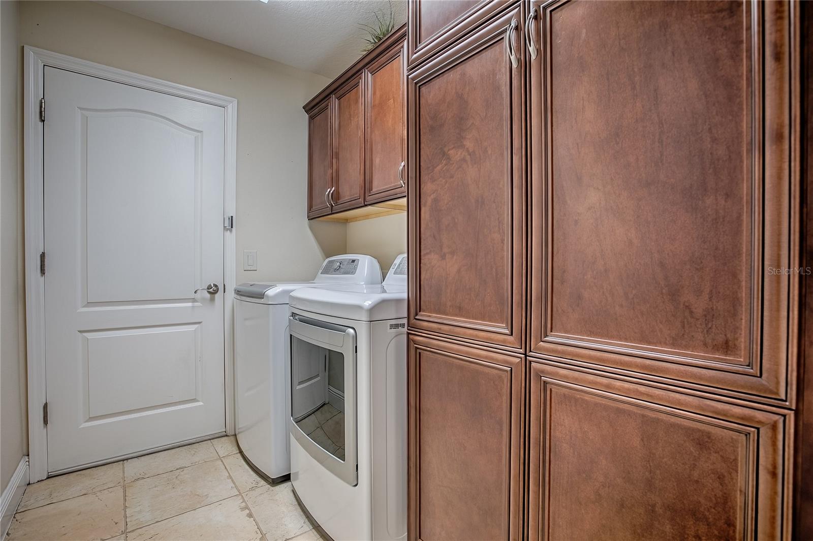 Listing photo id 53 for 527 Beville Place