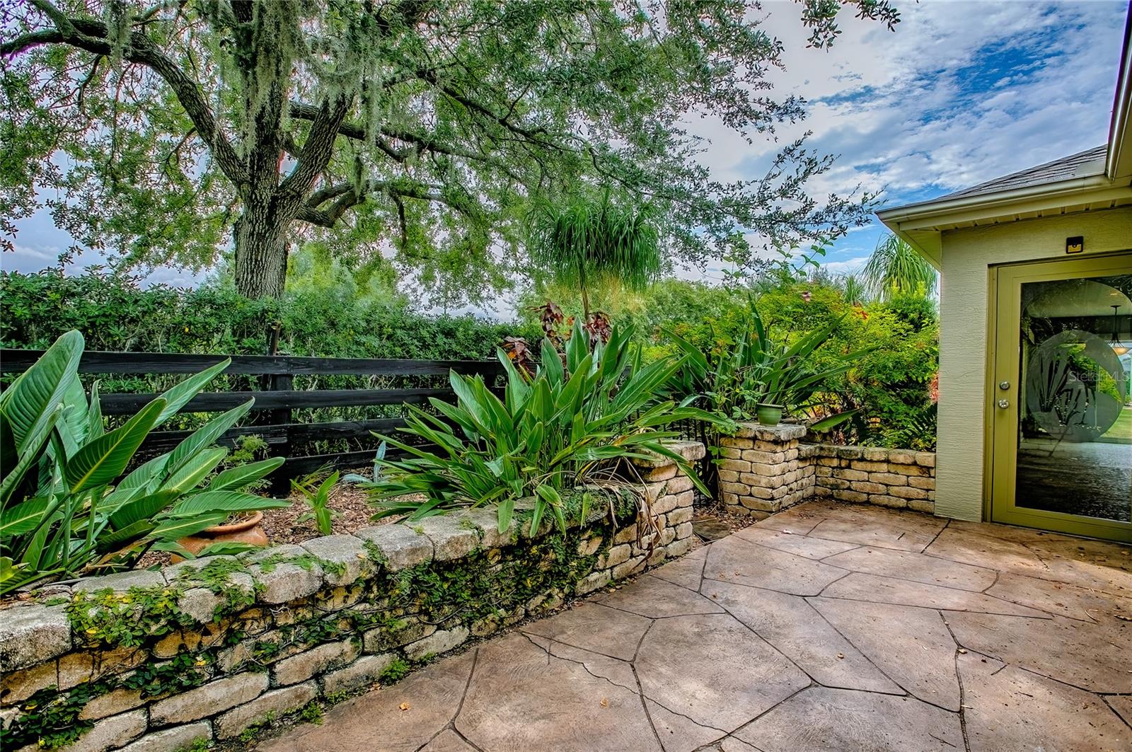 Listing photo id 59 for 527 Beville Place