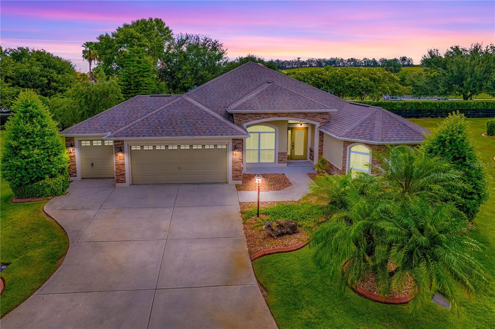 Listing photo id 71 for 527 Beville Place