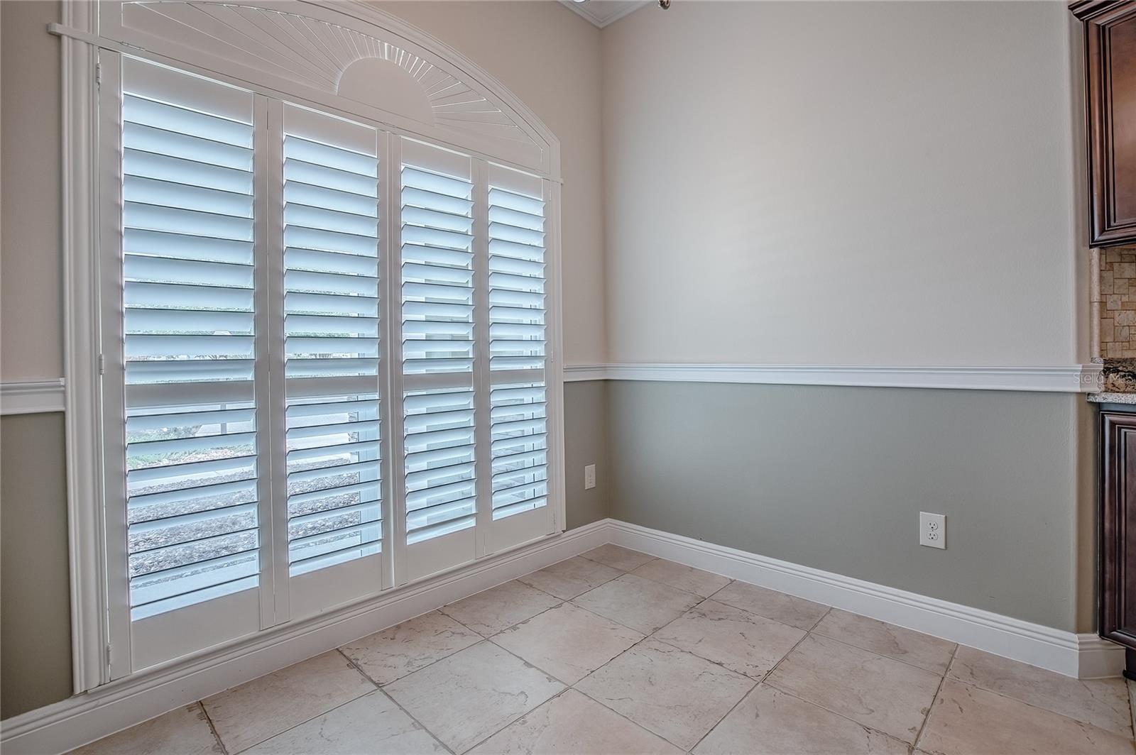 Listing photo id 6 for 527 Beville Place