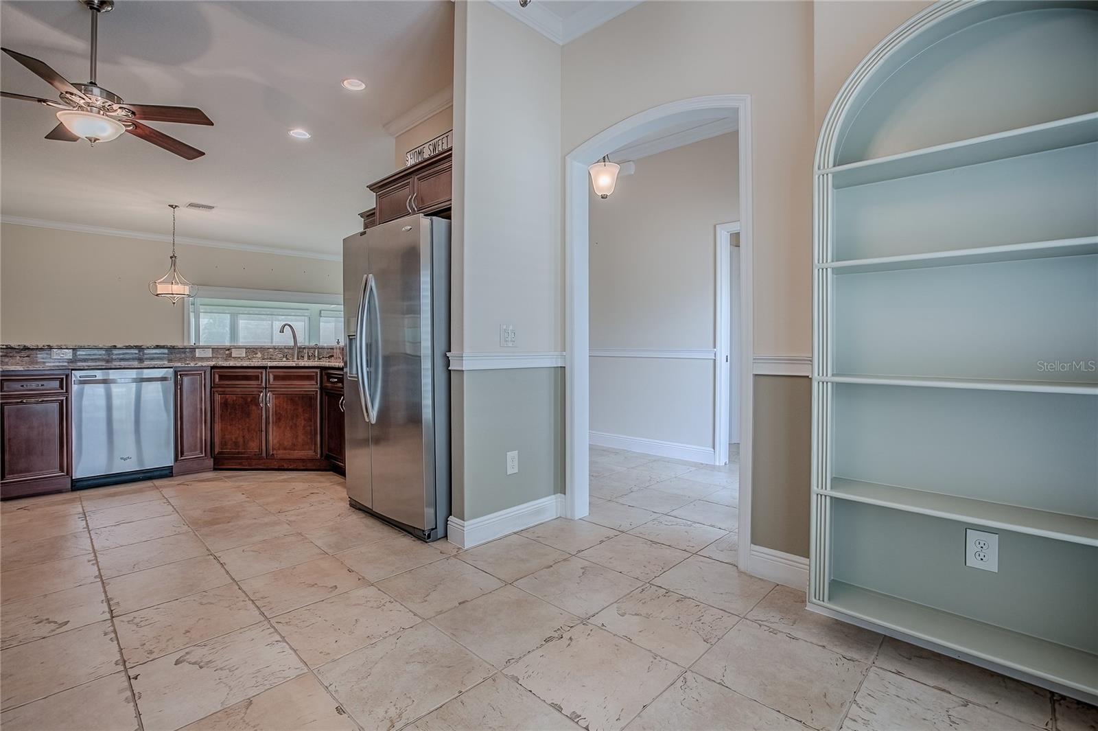 Listing photo id 7 for 527 Beville Place