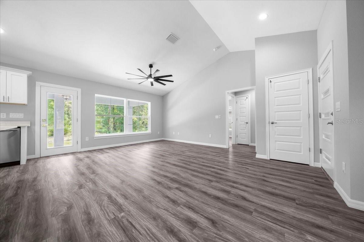 Listing photo id 3 for 6755 Edelweiss Way