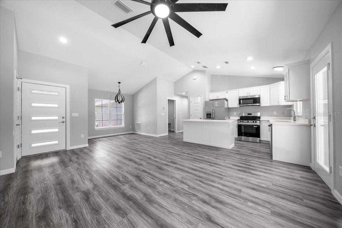 Listing photo id 4 for 6755 Edelweiss Way