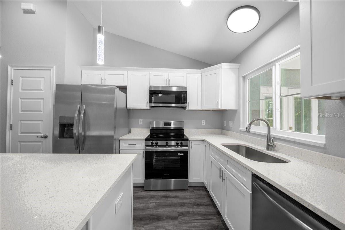 Listing photo id 5 for 6755 Edelweiss Way