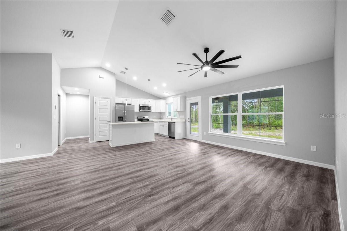 Listing photo id 7 for 6755 Edelweiss Way