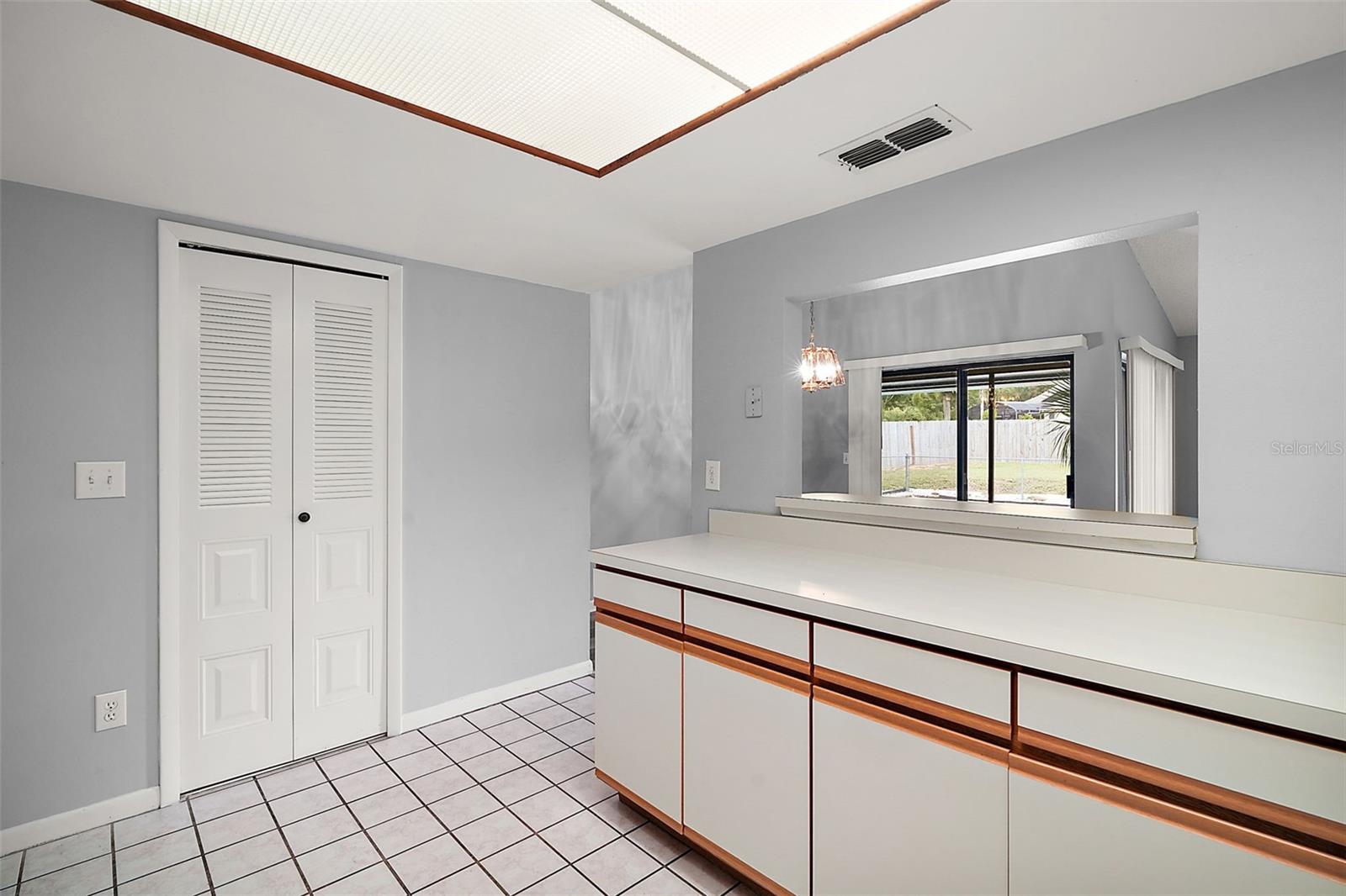 Image 11 of 36 For 17515 Hillside Drive