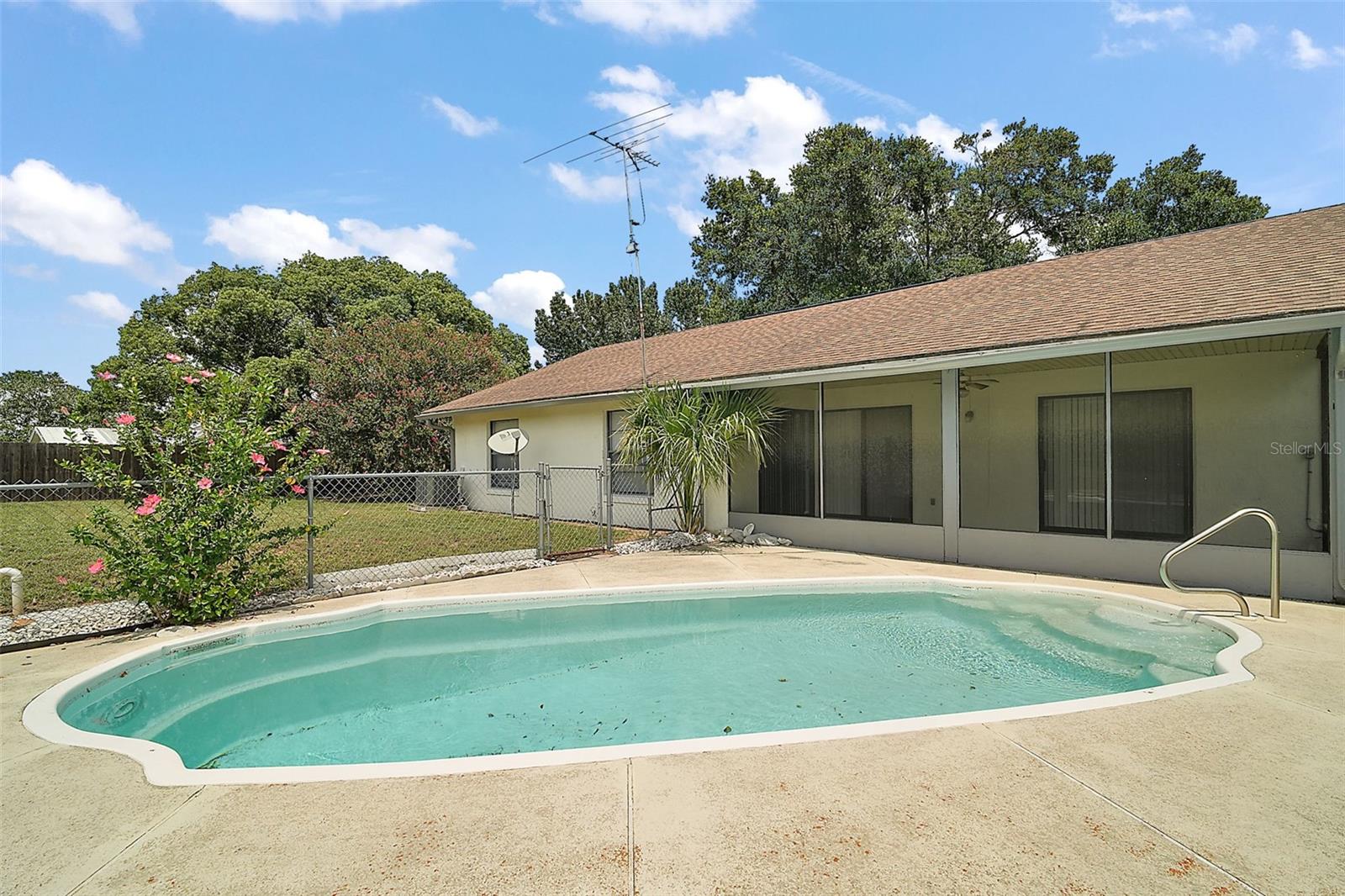 Image 21 of 36 For 17515 Hillside Drive