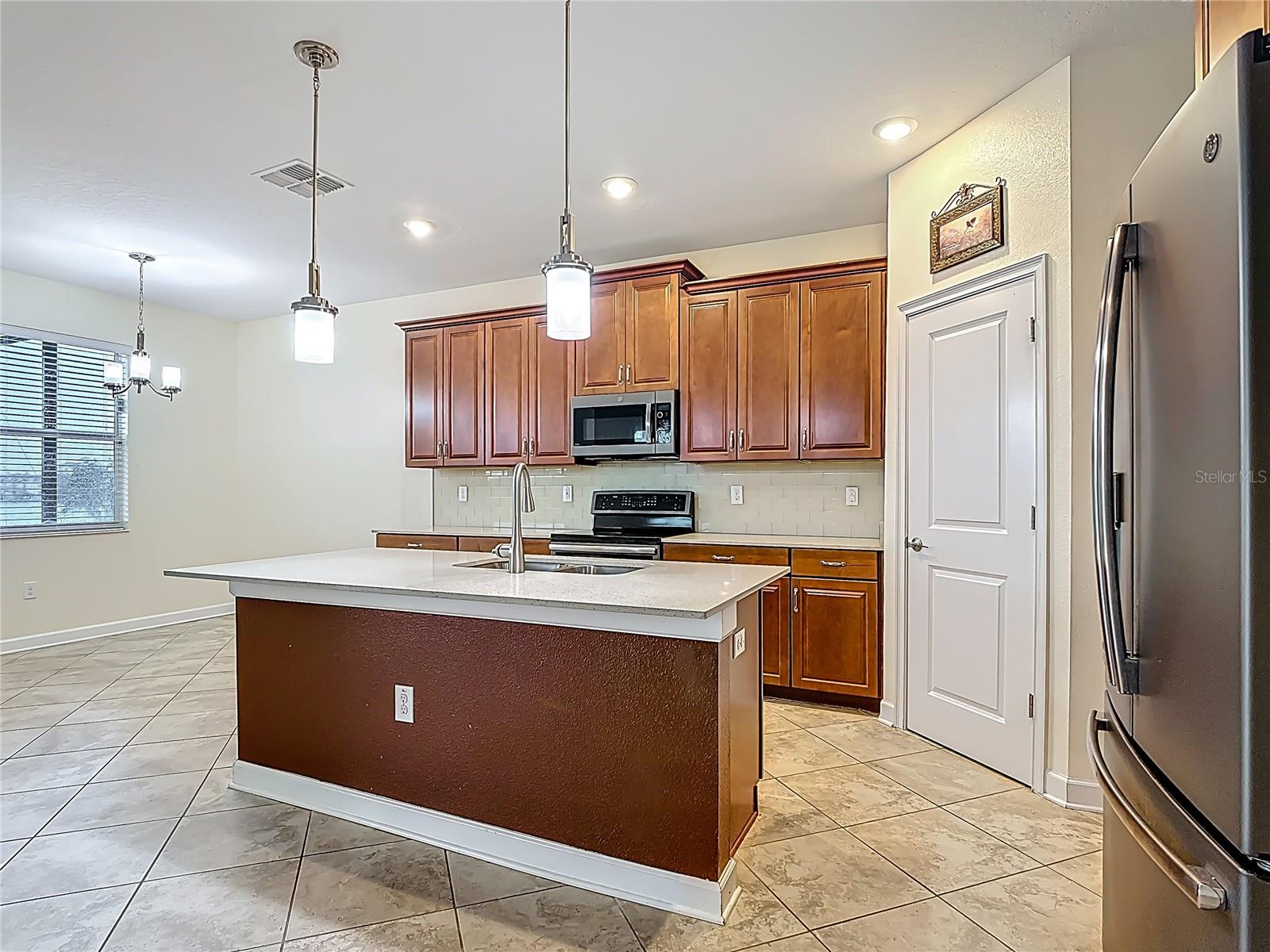 Image 14 of 66 For 2137 Lake Side Avenue