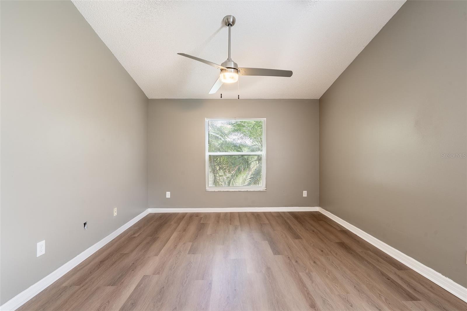 Image 20 of 33 For 15908 Lake Orienta Court