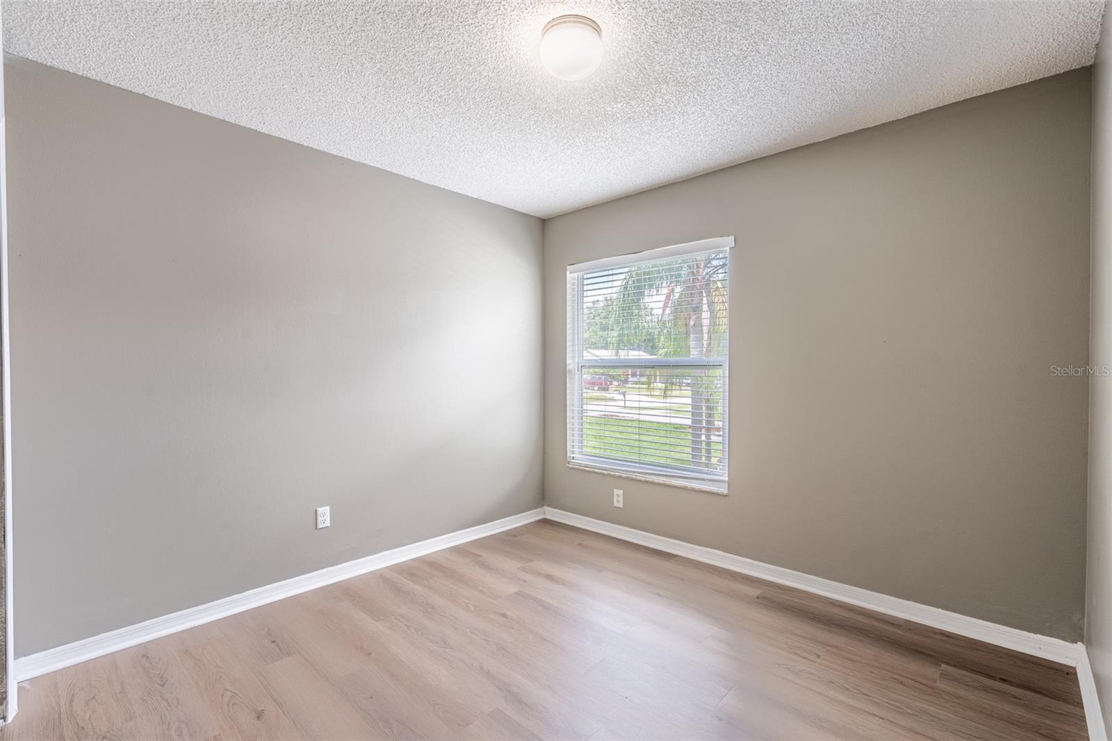 Image 26 of 33 For 15908 Lake Orienta Court