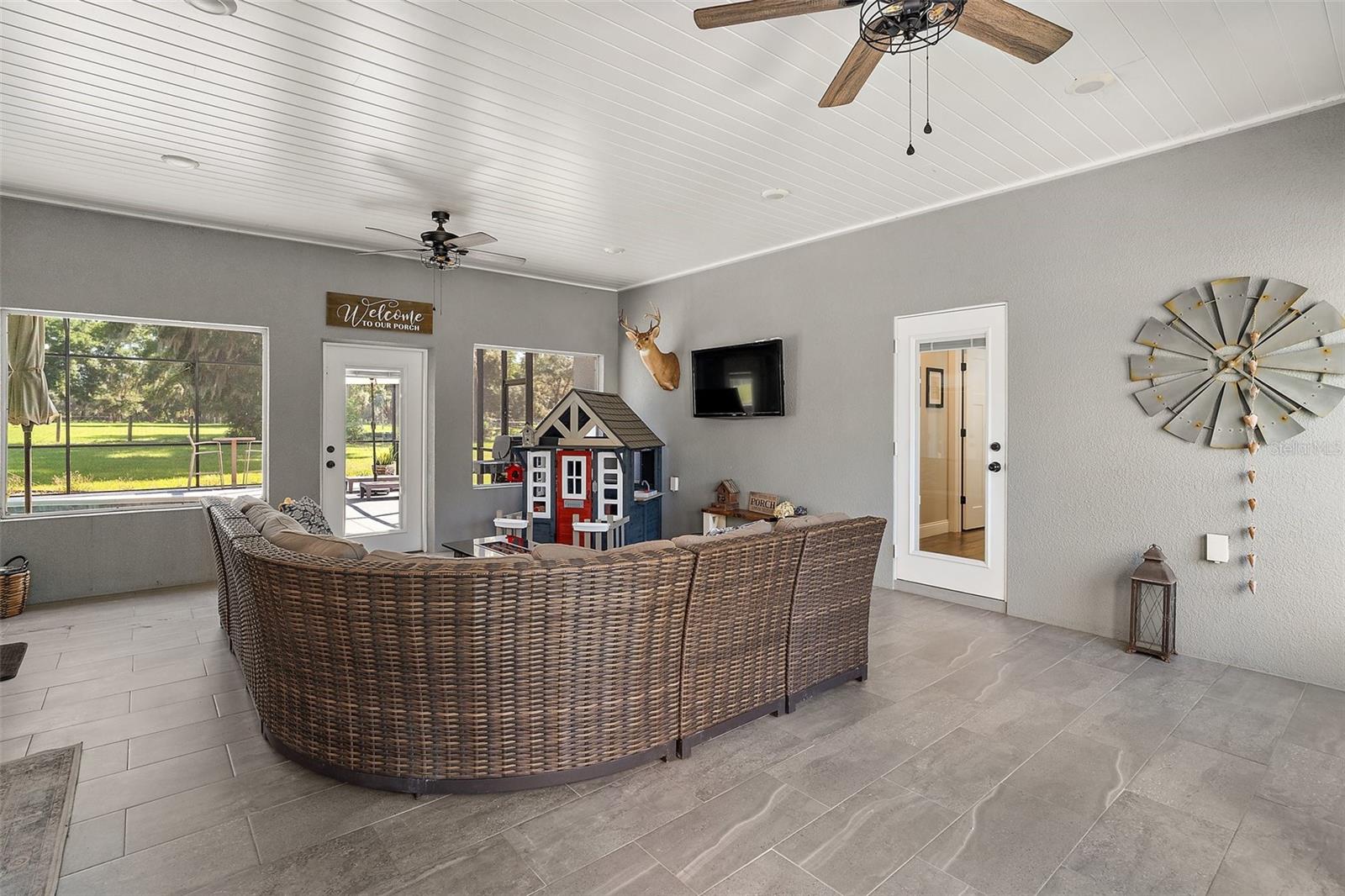 Listing photo id 35 for 40600 Le Grande Street