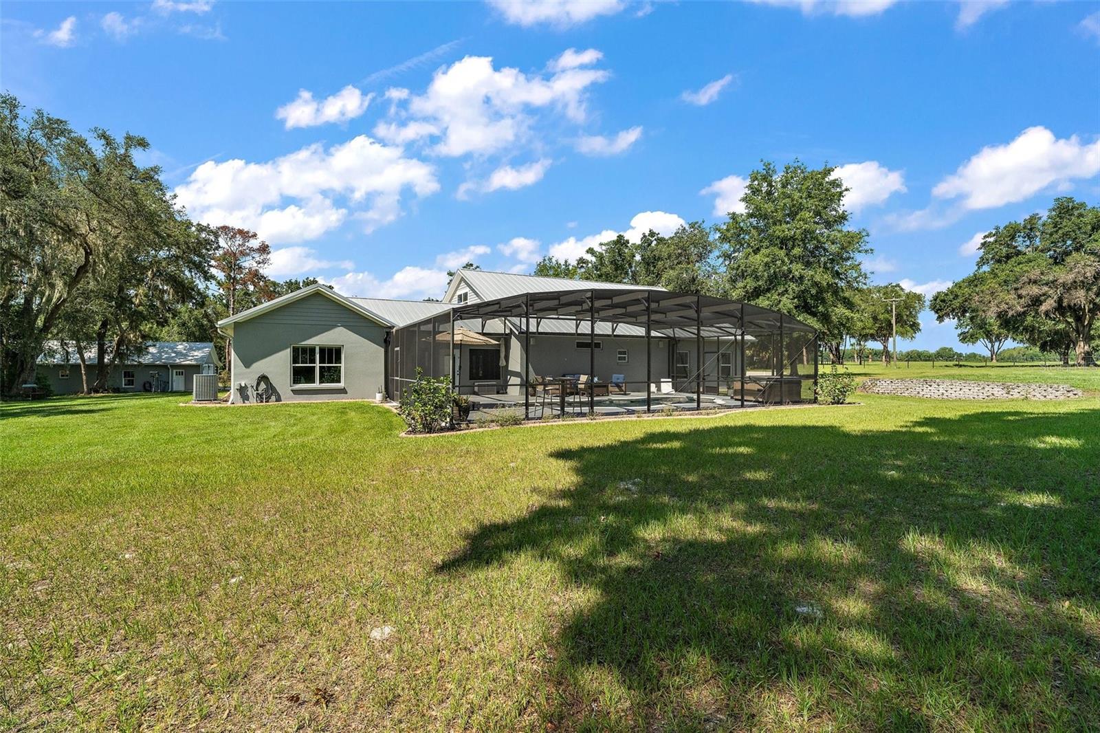 Listing photo id 72 for 40600 Le Grande Street