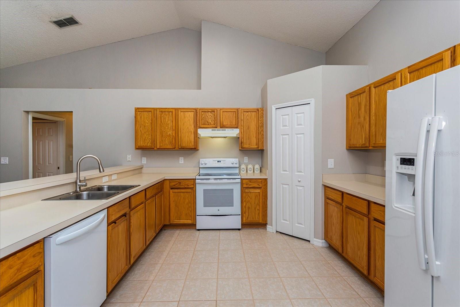Image 9 of 21 For 2235 Lake Pointe Circle