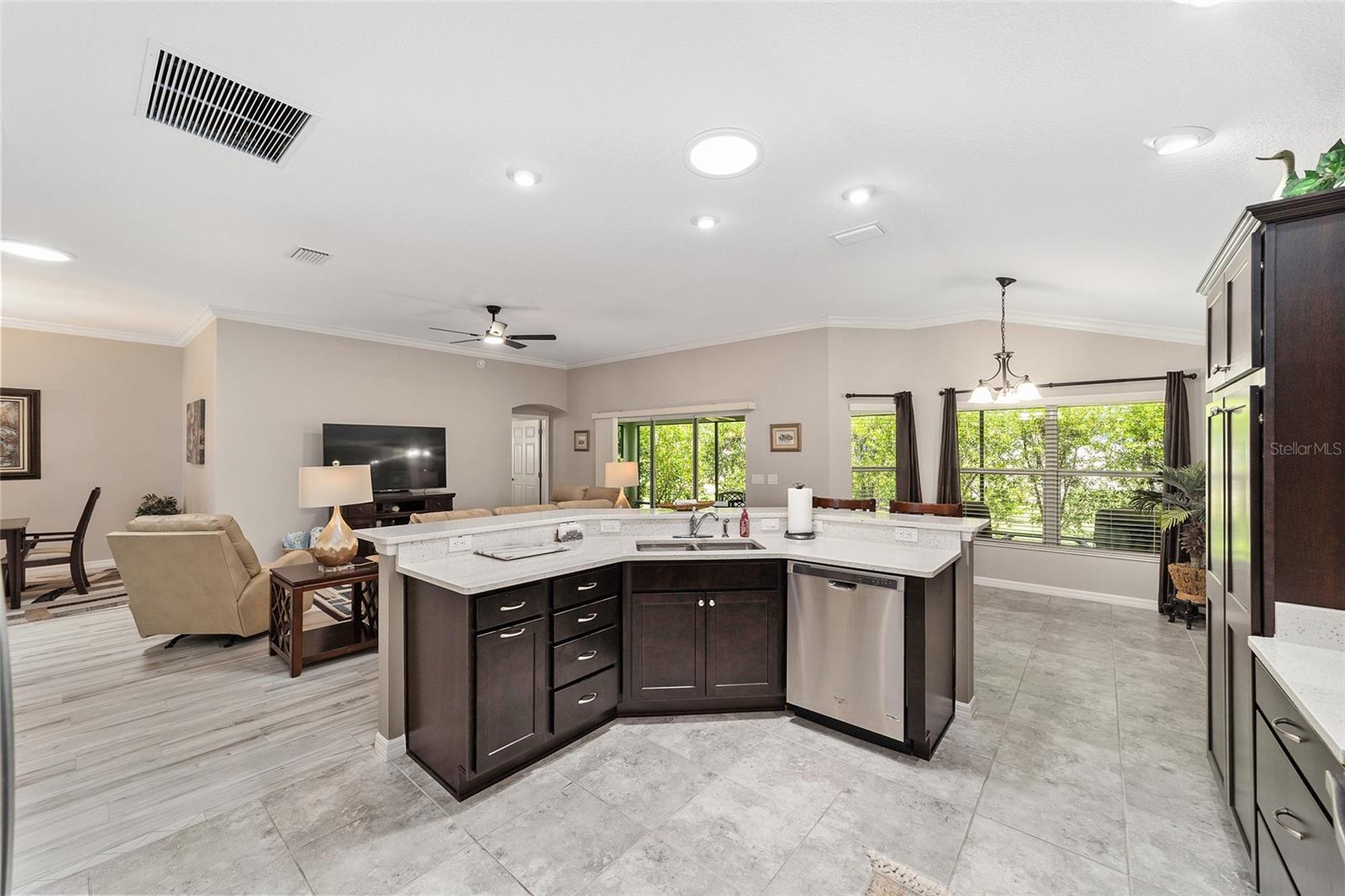 Listing photo id 24 for 428 Pomegranate Path