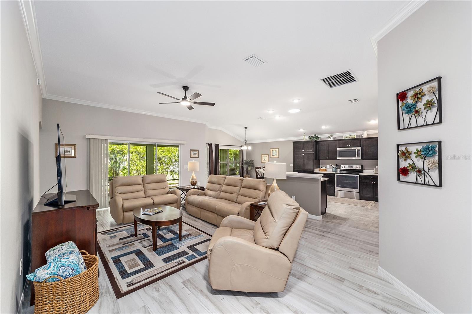 Listing photo id 2 for 428 Pomegranate Path