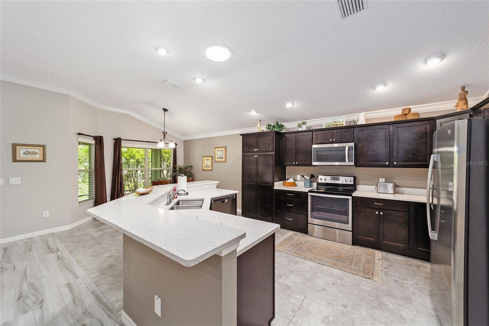 Listing photo id 3 for 428 Pomegranate Path