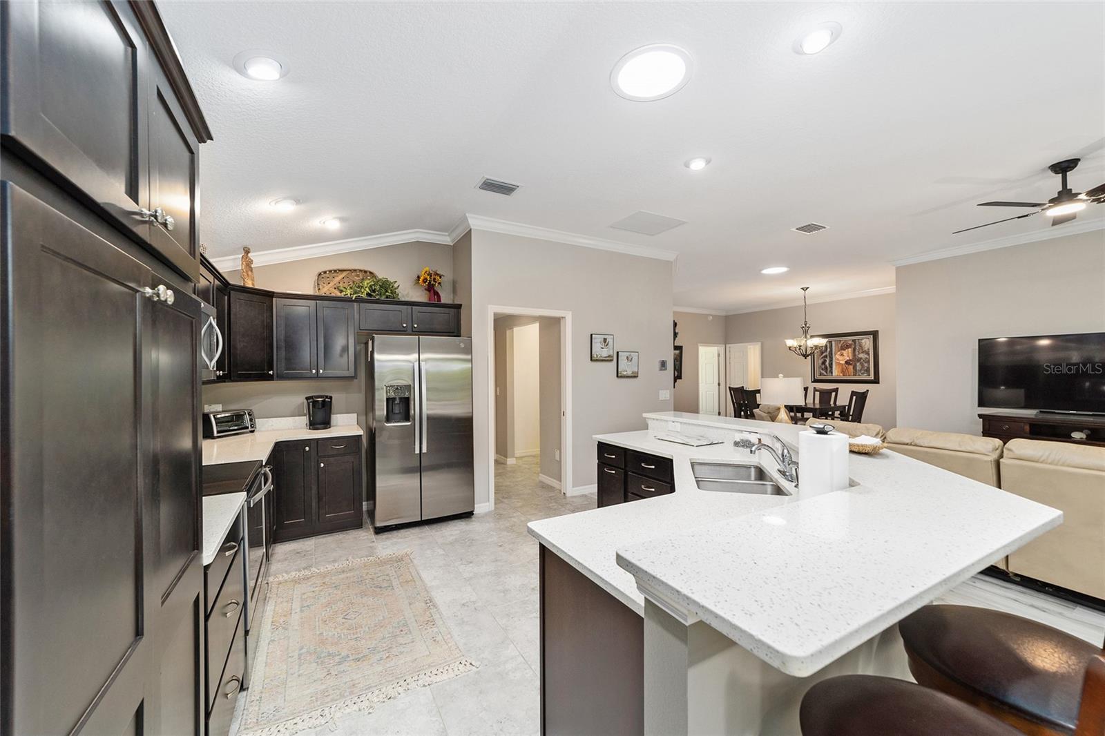 Listing photo id 4 for 428 Pomegranate Path