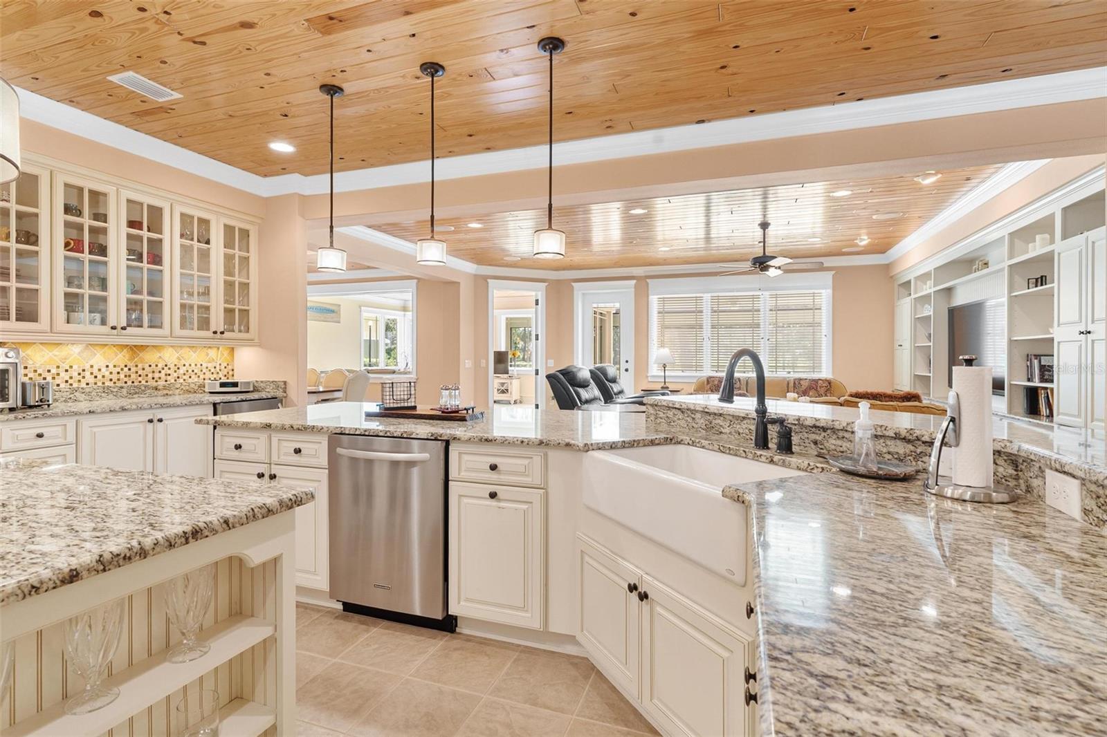 Listing photo id 10 for 10615 104th Circle