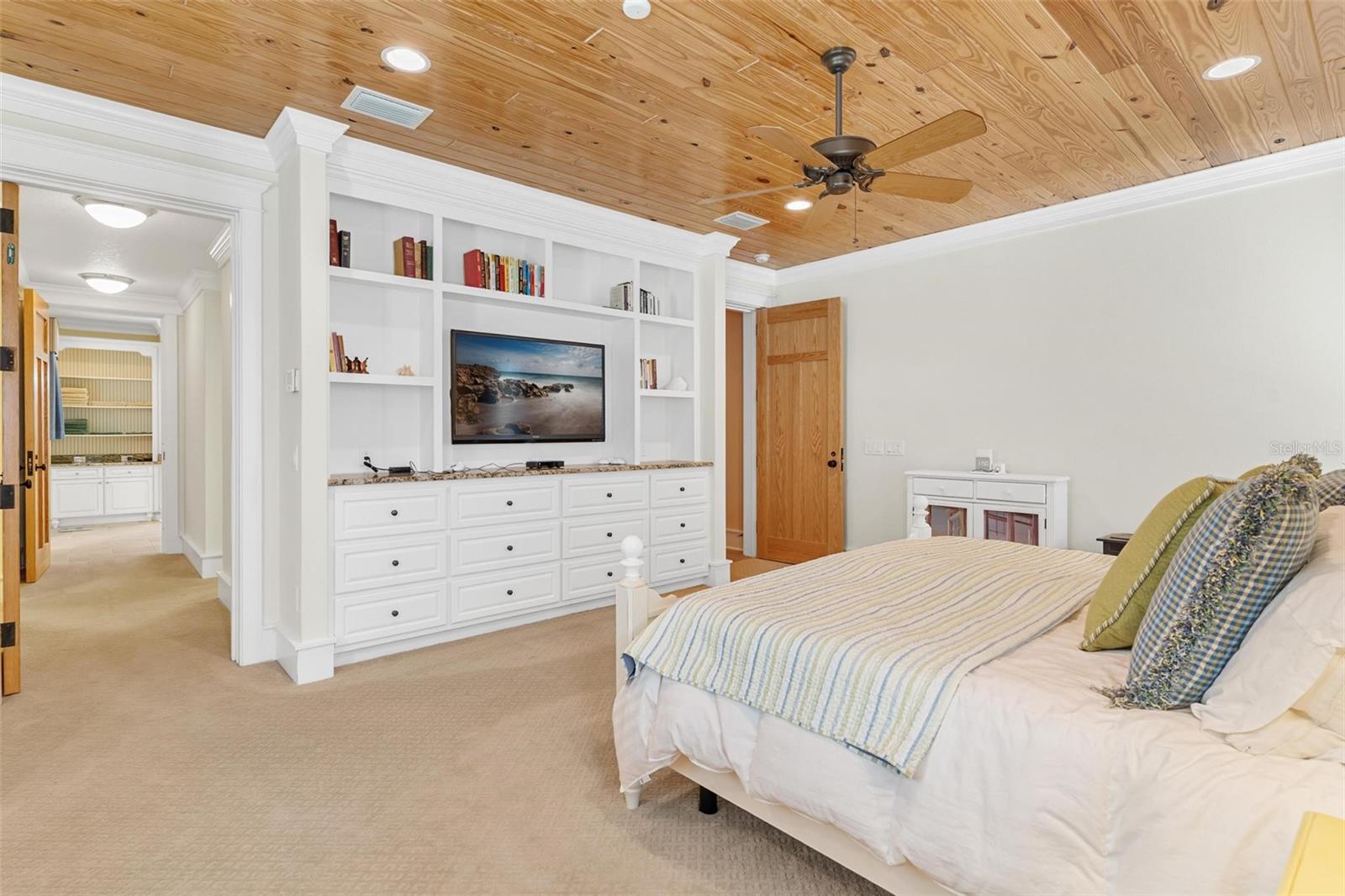 Listing photo id 21 for 10615 104th Circle