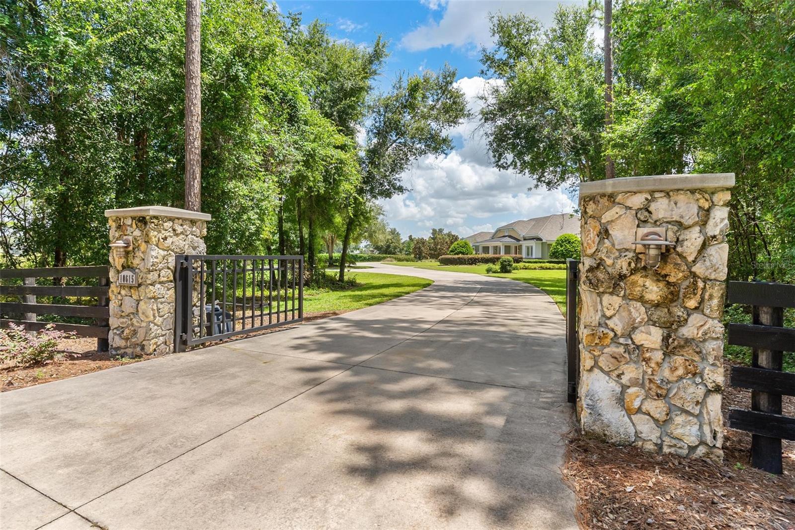 Listing photo id 1 for 10615 104th Circle