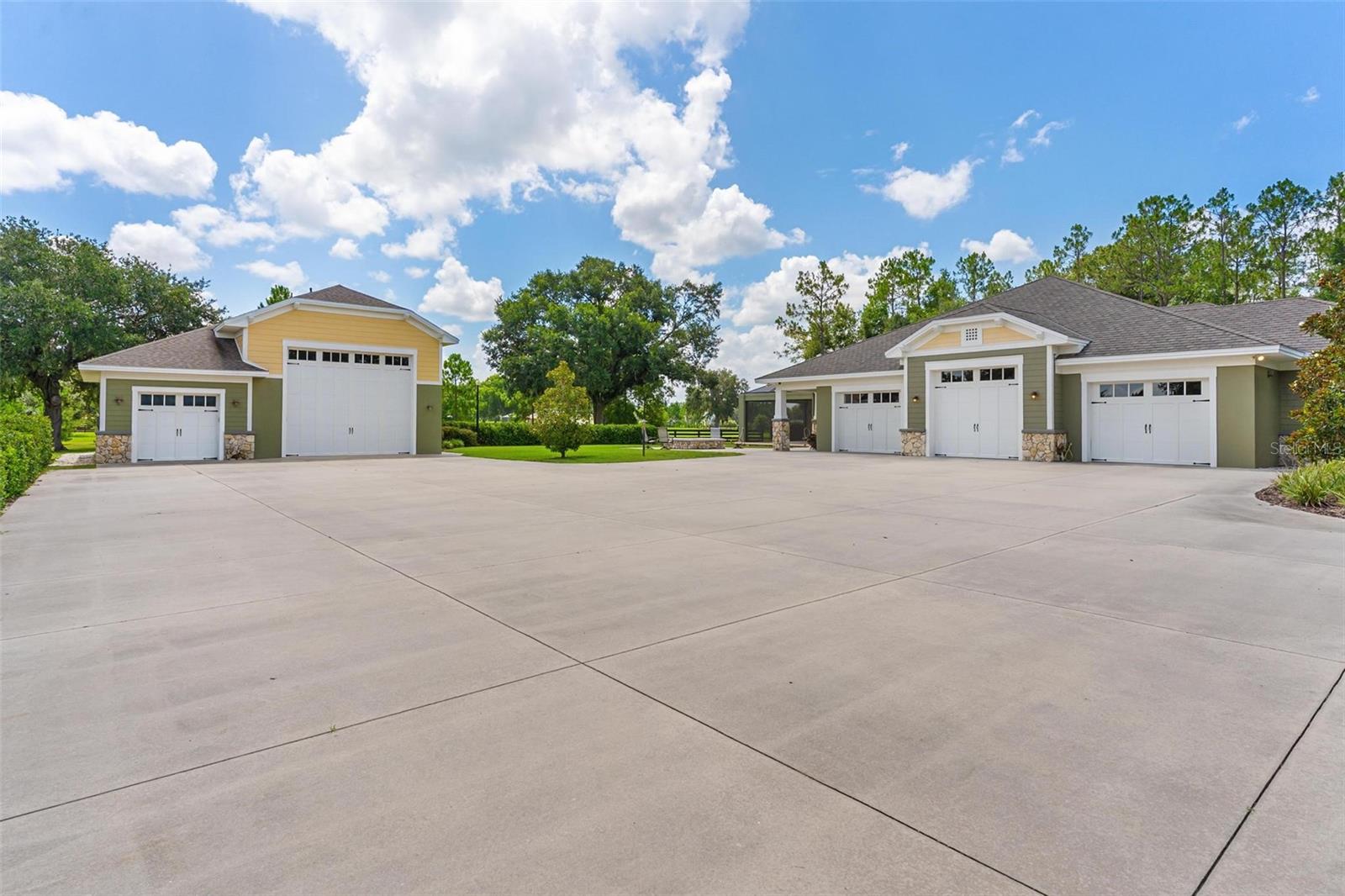 Listing photo id 2 for 10615 104th Circle