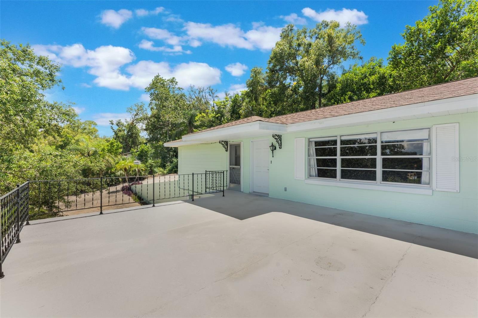 Image 39 of 50 For 75 Sunnyside Drive